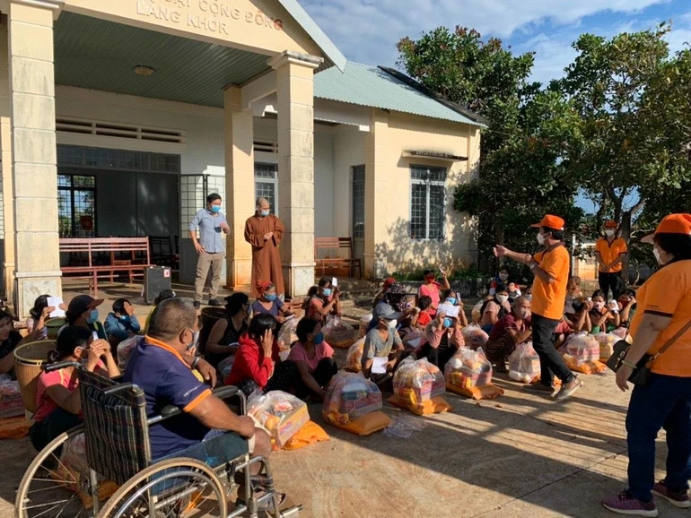 Chùa Bửu Pháp tặng quà đến gia đình khó khăn thuộc huyện Chư Prông