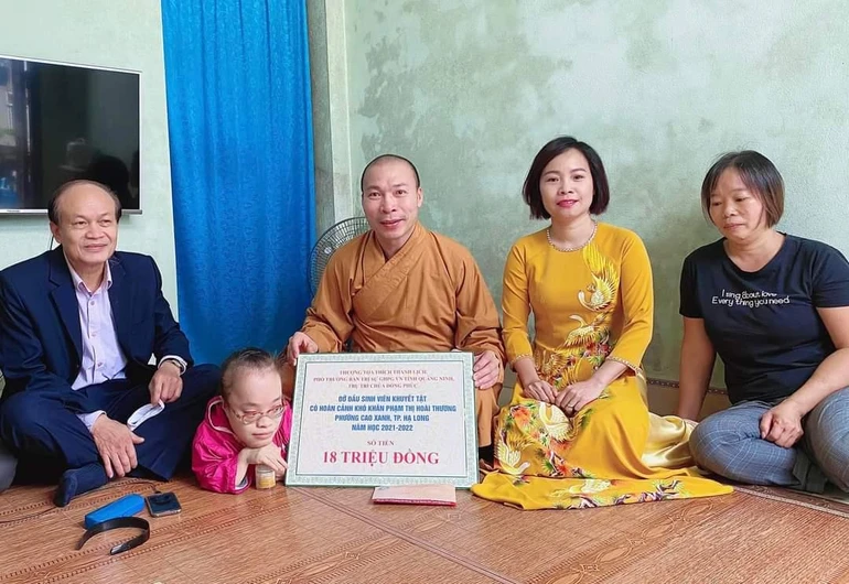 Thượng tọa Thích Thanh Lịch hỗ trợ học phí cho sinh viên Phạm Thị Hoài Thương