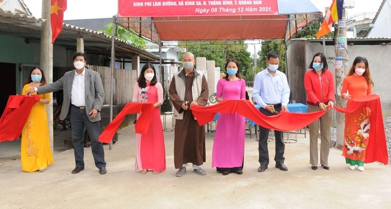 Cắt băng khánh thành tuyến đường bê-tông nông thôn do Hòa thượng Thích Như Niệm tài trợ xây dựng