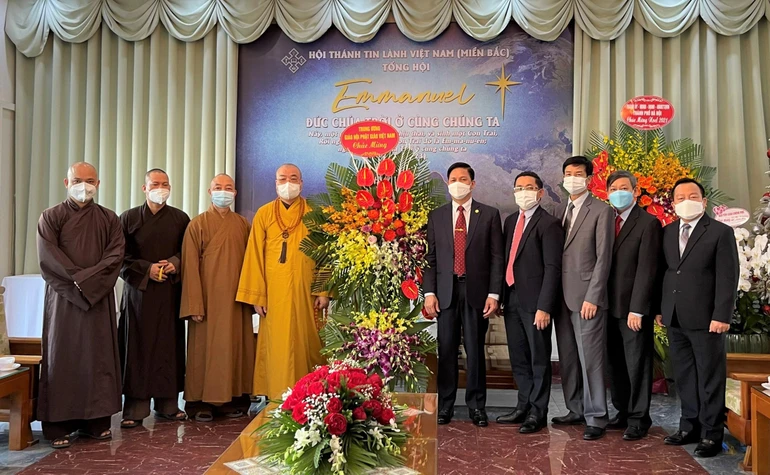 Đoàn Trung ương GHPGVN tặng hoa chúc mừng đến Hội thánh Tin Lành Việt Nam 