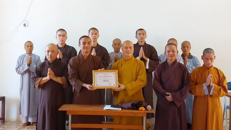 Đại đức Thích Tâm Luyện trao học bổng đến Trường Trung cấp Phật học tỉnh Gia Lai
