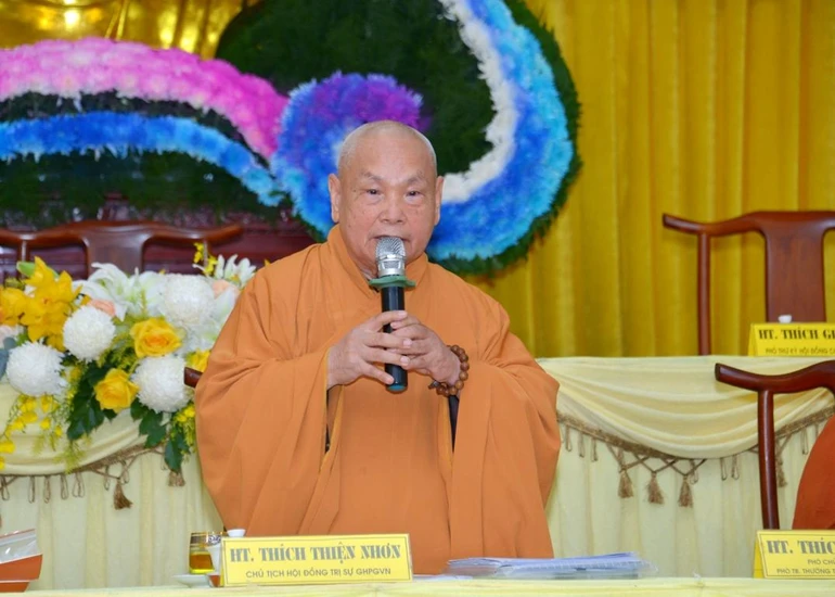 Hòa thượng Thích Thiện Nhơn, Chủ tọa Hội nghị đã ấn ký Nghị quyết số 362/NQ-HĐTS, ngày 31-12-2021 - Ảnh: Bảo Toàn