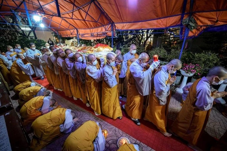 Môn đồ pháp quyến cung thỉnh nhục thân Ni trưởng làm lễ nhập kim quan 