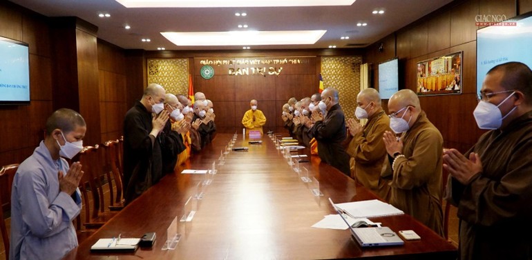 Chư tôn đức niệm Phật cầu gia hộ trước buổi họp