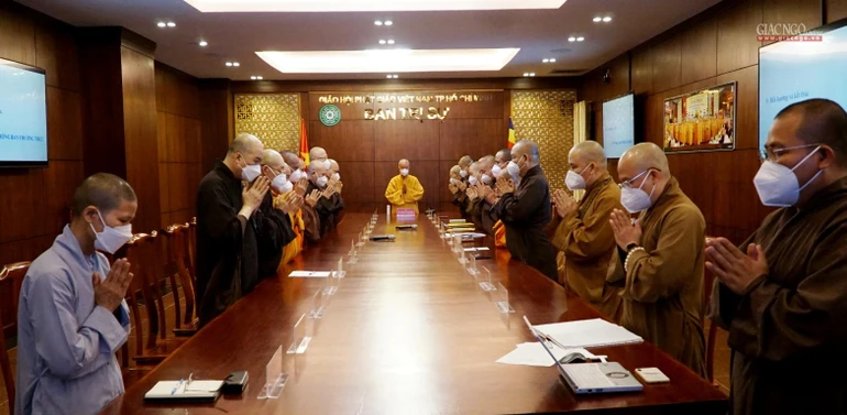 Chư tôn đức niệm Phật cầu gia hộ trước buổi họp