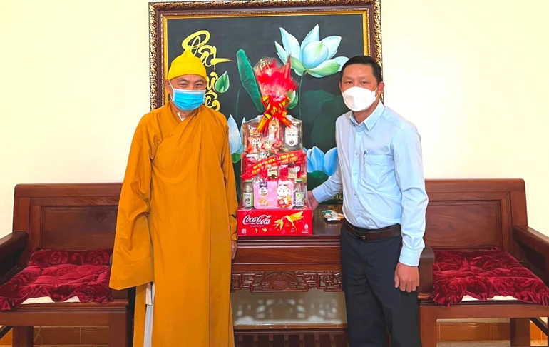 Ông Nguyễn Văn Nô tặng quà chúc mừng Xuân Nhâm Dần đến Hòa thượng Thích Từ Vân