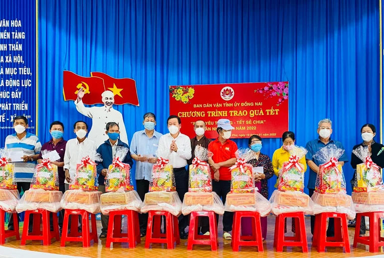 Trao tặng quà “Xuân yêu thương – Tết sẻ chia” đến bà con khó khăn huyện Định Quán và Tân Phú