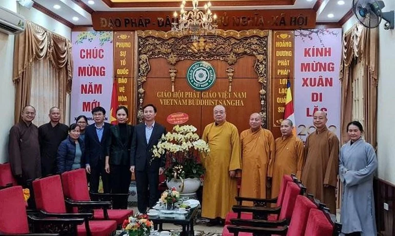Lãnh đạo Ban Tôn giáo Chính phủ trao hoa chúc Tết đến chư tôn đức GHPGVN