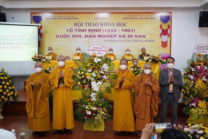 Ban Tổ chức nhận hoa chúc mừng hội thảo