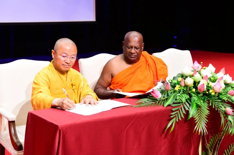 Thượng tọa Thích Nhật Từ ký kết nhận đất trao tặng từ Hòa thượng Hòa thượng Bodagama Chandima 