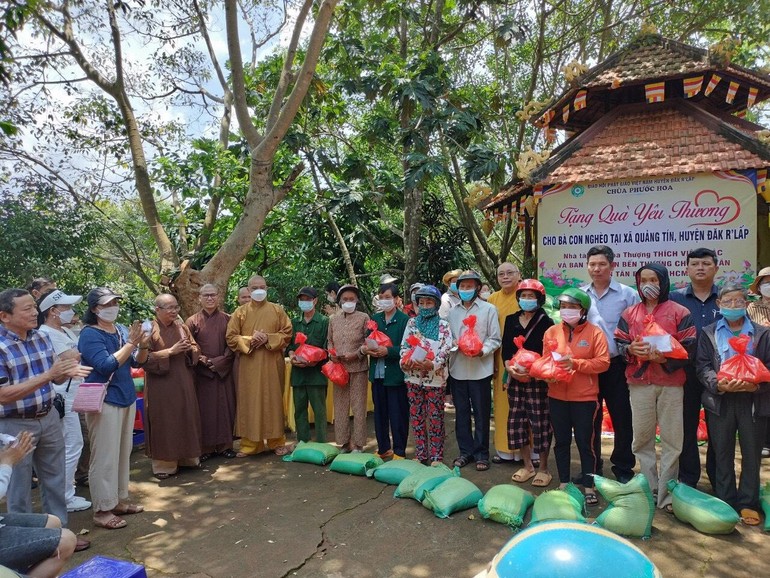 Đoàn từ thiện chùa Từ Tân trao quà đến người nghèo huyện Đắk R'Lấp tại chùa Phước Hoa