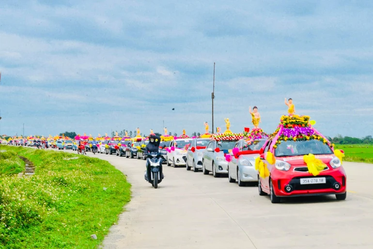 Đoàn diễu hành xe hoa Kính mừng Đức Thế Tôn đản sinh