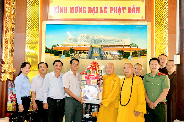 Ông Huỳnh Văn Sơn tặng quà chúc mừng Phật đản đến Ban Trị sự GHPGVN tỉnh Bình Dương