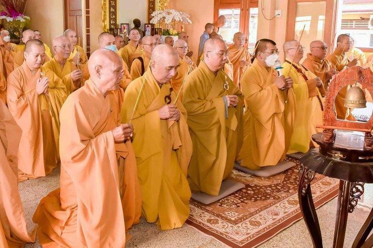 Chư Tăng niêm hương Tam bảo tại Trường hạ chùa Long Phước 