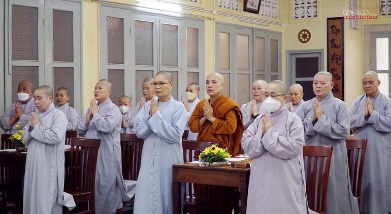 Chư Ni niệm Phật cầu gia hộ