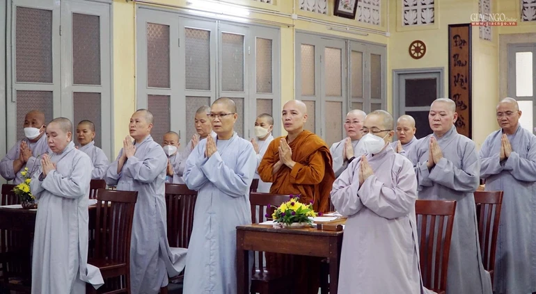 Chư Ni niệm Phật cầu gia hộ