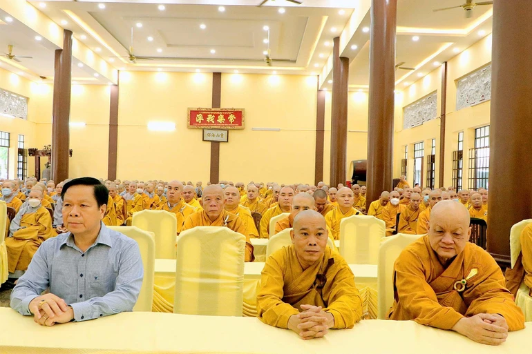 Chư Tăng sinh hoạt Giáo hội, với sự tham sự của ông Trưởng ban Tôn giáo tỉnh