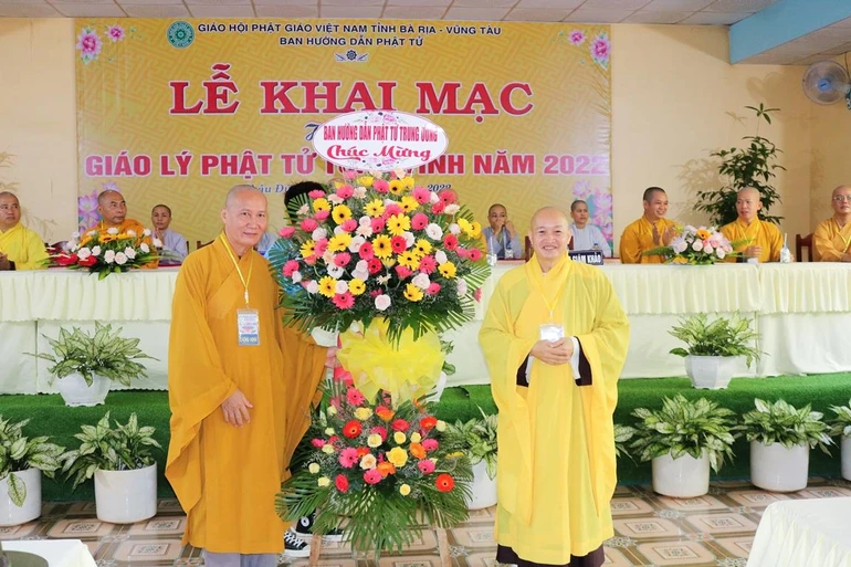 Thượng tọa Thích Phước Nghiêm tặng hoa chúc mừng đến đại diện Ban Tổ chức Hội thi