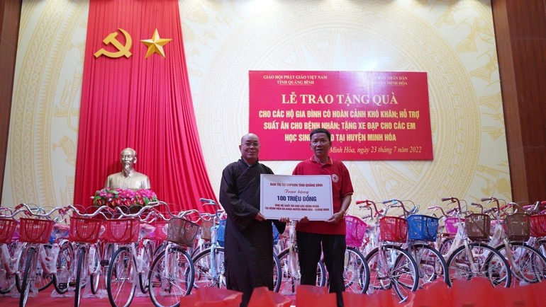 Tặng 85 xe đạp và 100 triệu đồng để tặng suất ăn cho bệnh nhân khó khăn