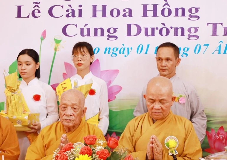 Chư tôn đức chứng minh lễ cài hoa hồng Vu lan - Báo hiếu
