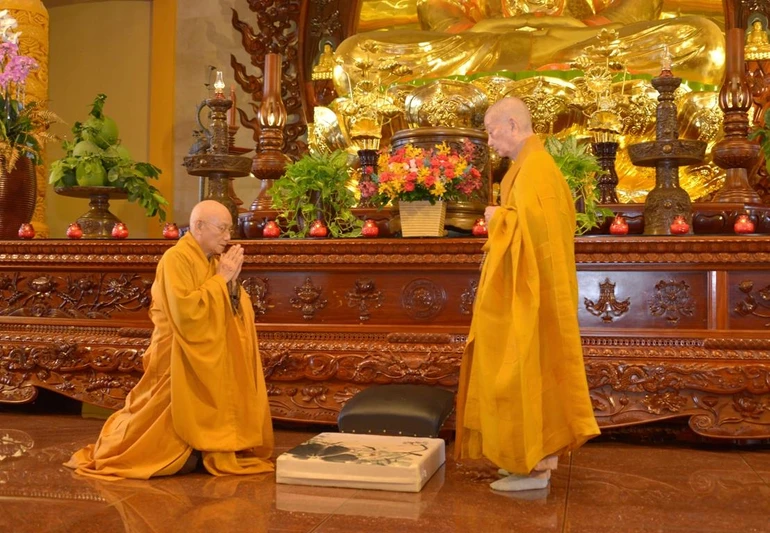 Đức Quyền Pháp chủ GHPGVN và Hòa thượng Thích Minh Thông cử hành tác pháp đối thú theo nghi thức Thượng tọa