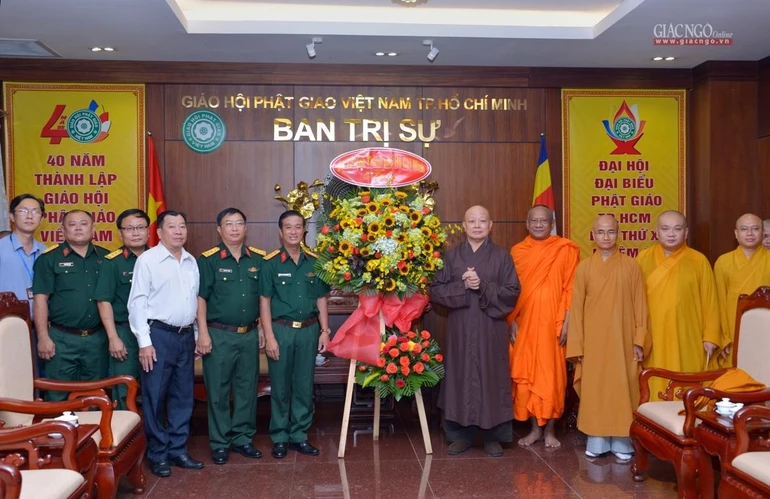 Thượng tá Võ Văn Thọ tặng hoa chúc mừng đến chư tôn đức Ban Trị sự nhân mùa Vu lan - Báo hiếu