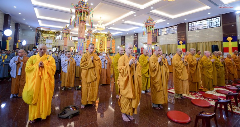 Chư tôn đức niêm hương bạch Phật, đảnh lễ Tam bảo tại pháp hội