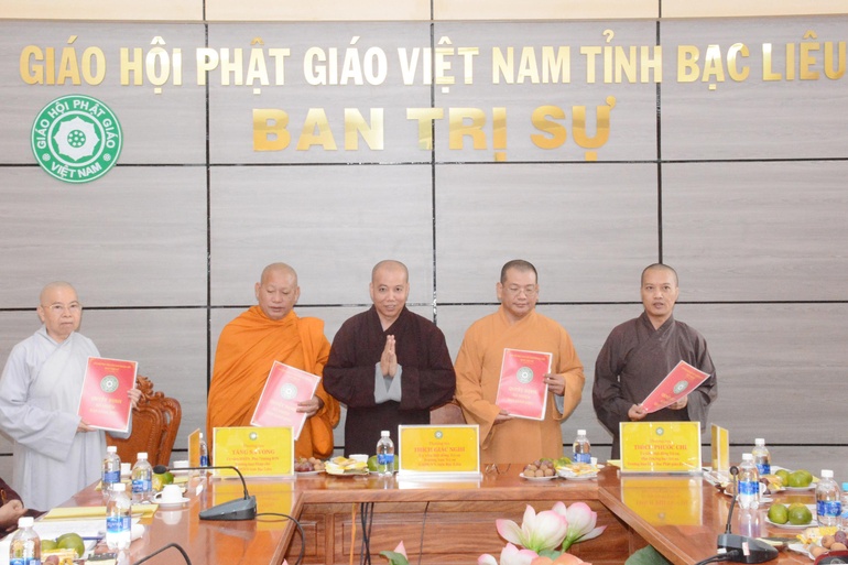Thượng tọa Thích Giác Nghi trao quyết định chuẩn y nhận sự Ban Giám hiệu Trường Trung cấp Phật học tỉnh