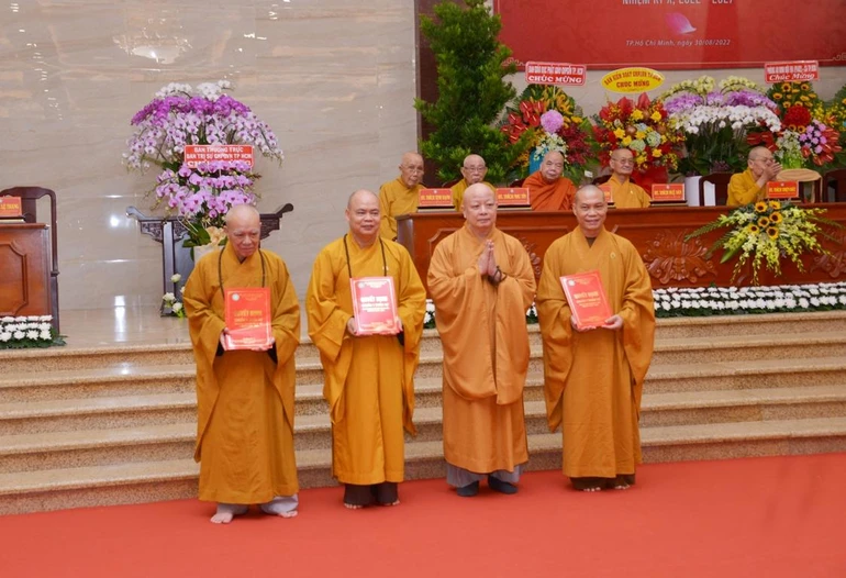 Hòa thượng Thích Lệ Trang trao quyết định đến 3 vị Trưởng ban