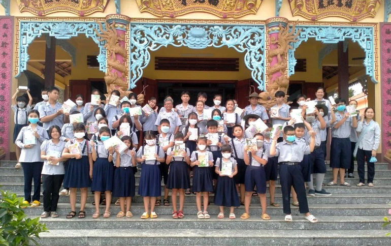 Các em đoàn sinh Gia đình Phật tử Khánh Linh nhận quà của chùa Liên Hoa