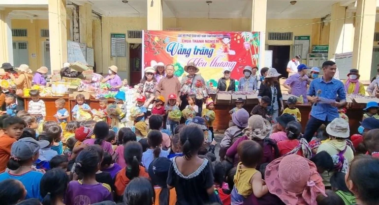 Tổ chức trao quà cho học sinh đồng bào dân tộc xã Hơ Moong