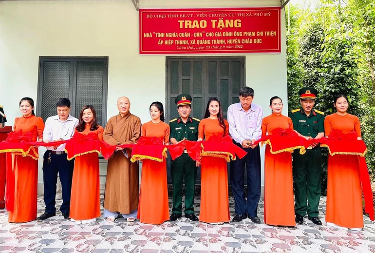 Cắt băng khánh thành căn nhà "Tình nghĩa quân dân" của gia đình ông Phạm Chí Thiện