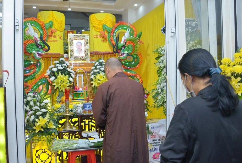 Đại diện toà soạn báo Giác Ngộ viếng tang, chia buồn cùng gia quyến