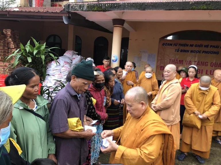 Đoàn trao quà đến đồng bào bị bão lũ tại xã Linh Trường, huyện Gio Linh