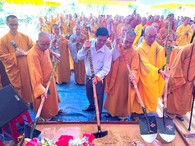 Thực hiện nghi thức đặt đá xây dựng ngôi chánh điện chùa Phước Lâm