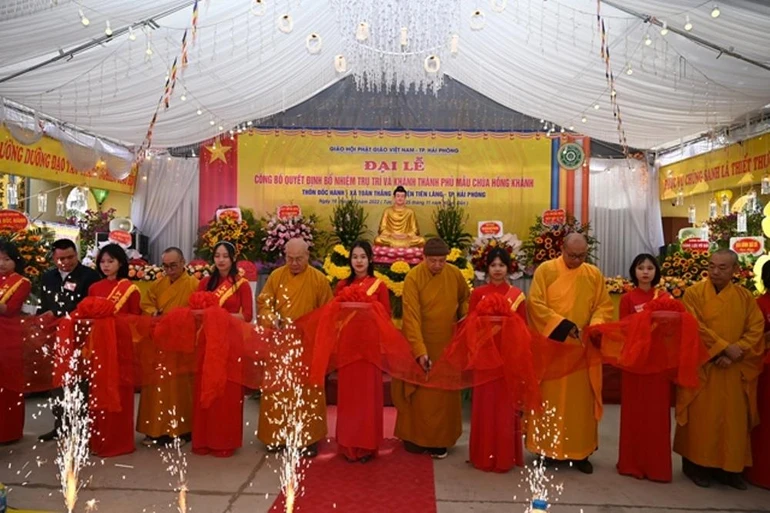 Chư tôn đức cắt băng khánh thành nhà thờ Mẫu chùa Hồng Khánh