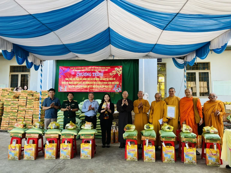 Ban Trị sự Phật giáo tỉnh Bình Phước trao tặng 1.000 phần quà Tết đến đồng bào khó khăn