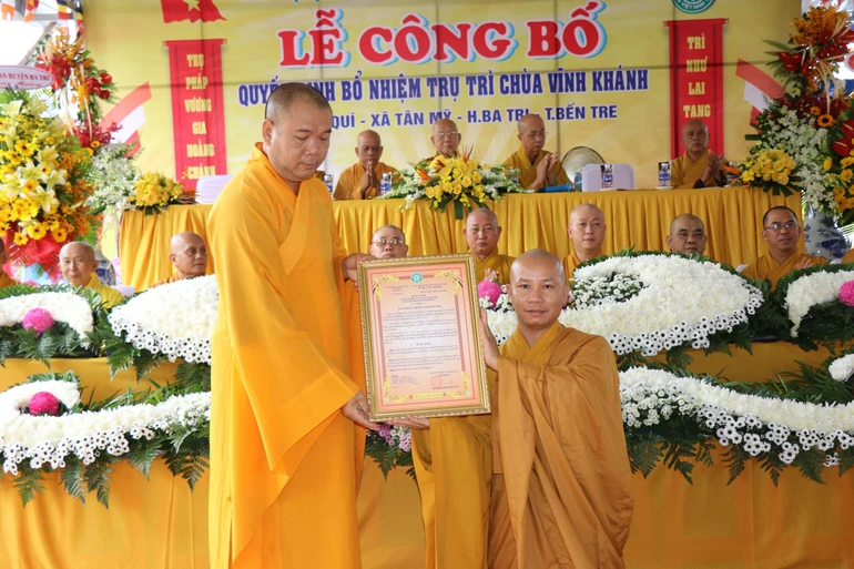  Thượng tọa Thích Trí Thọ trao quyết định bổ nhiệm trụ trì đến Đại đức Thích Đồng Nghĩa