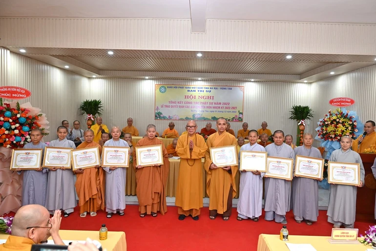 Chư tôn đức nhận Bằng tuyên dương công đức của Ban Trị sự tỉnh