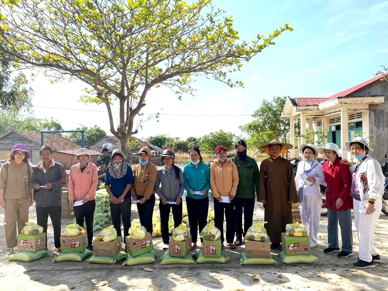 Đại đức Thích Đức Chánh trao quà đến những hộ khó khăn