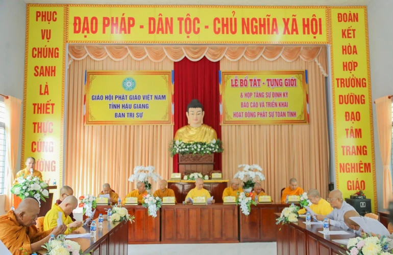 Chư tôn đức tham gia họp