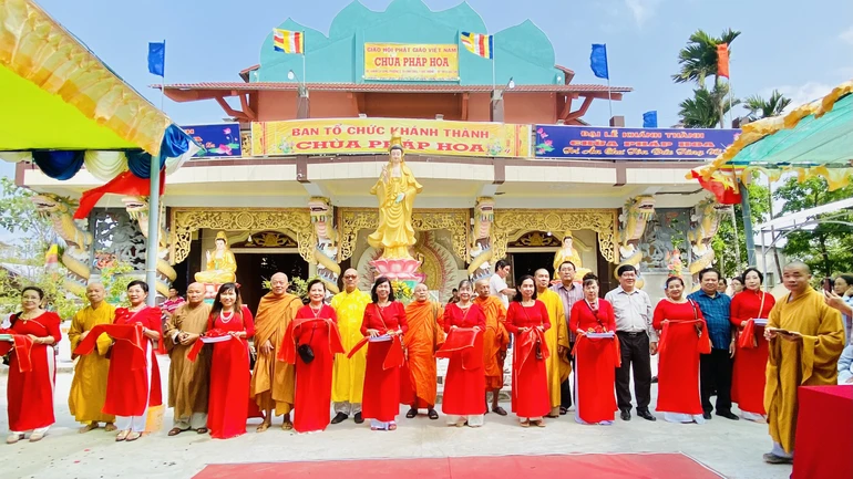 Cắt băng khánh thành ngôi Tam bảo chùa Pháp Hoa
