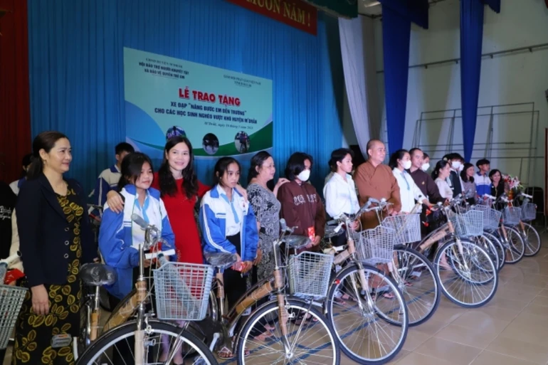 Chương trình "Nâng bước em đến trường" trao 40 xe đạp cho học sinh