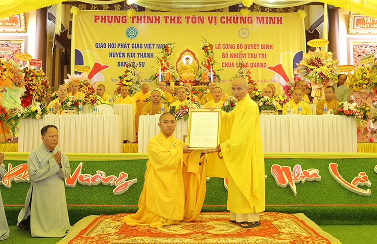 Hòa thượng Thích Hạnh Nhẫn trao quyết định bổ nhiệm trụ trì cho Đại đức Thích Thông Đạt