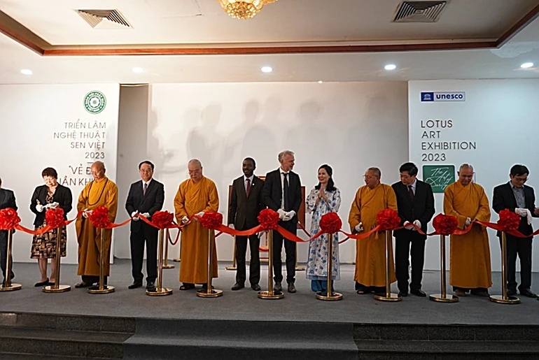 Cắt băng Khai mạc triển lãm “Nghệ thuật Sen Việt 2023 - Vẻ đẹp thuần khiết”