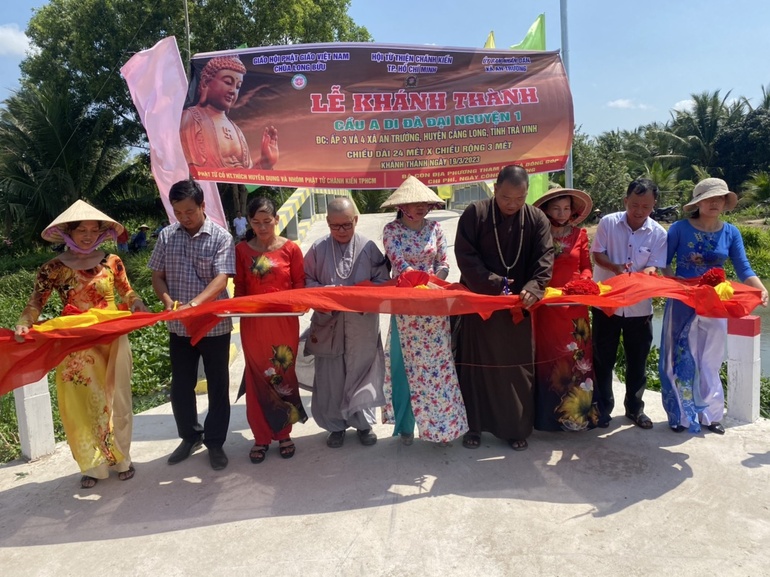 Cắt băng khánh thành cây cầu A Di Đà Đại Nguyện 1 tại X.An Trường