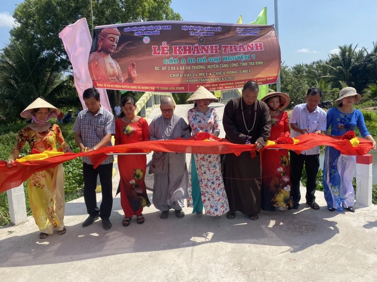 Cắt băng khánh thành cây cầu A Di Đà Đại Nguyện 1 tại X.An Trường