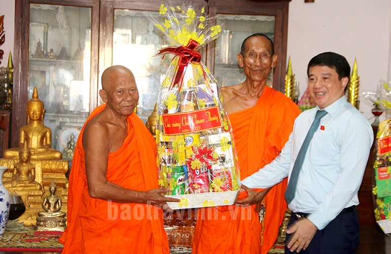 Ông Y Thanh Hà Niê K’đăm trao quà chúc Tết cổ truyền đến chư vị Hòa thượng
