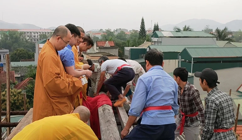  Thượng lương ngôi đại hùng bảo điện chùa Linh Quang
