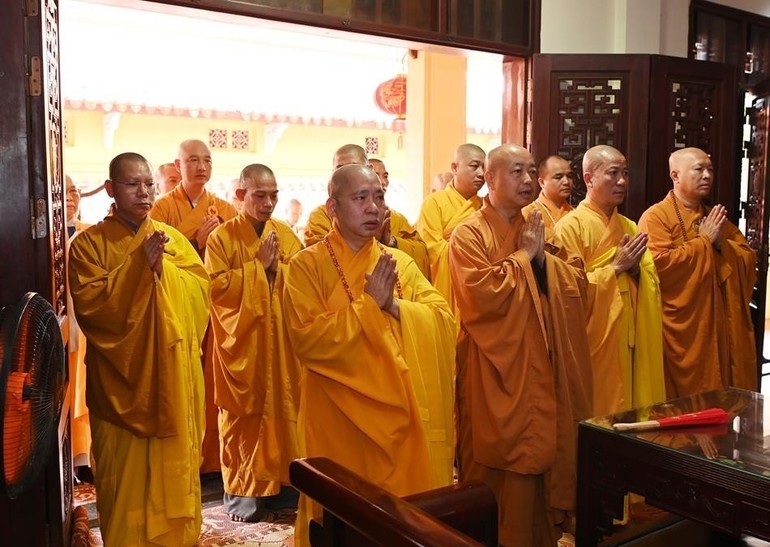 Chư tôn đức đảnh lễ, bạch Phật